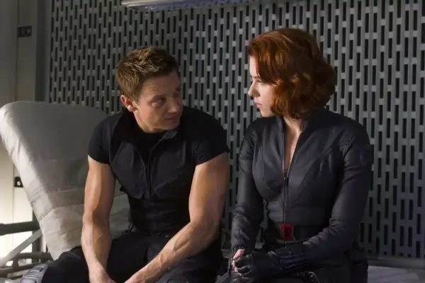 os vingadores o filme explica um pouco da relacao entre o gaviao arqueiro jeremy renner e a viuva negra scarlett johansson 1335560245072 750x500