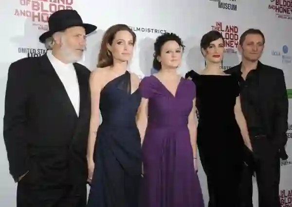 img-348708-angelina-jolie-com-o-elenco-de-seu-filme img 348708 angelina jolie com o elenco de seu filme