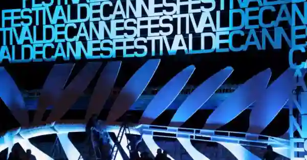 13mai2013 trabalhadores instalam uma gigante palma de ouro simbolo do festival de cannes no grand theatre lumiere onde ocorre a cerimonia de entrega dos premios o festival de cannes 2013 1368447388655 956x500