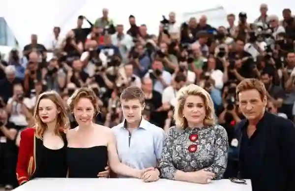 Benoît Magimel de cabeça erguida! 3 Sara Forestier, Emmanuelle Bercot, Rod Paradot, Catherine Deneuve e Benoît Magimel