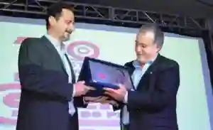 Tony Ramos e Ruy Guerra são homenageados na abertura do 7° FestCine no Rio de Janeiro 2 Tony Ramos recebendo sua homenagem no domingo passado (15)