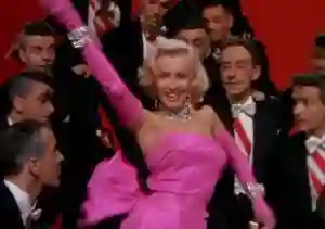 Marilyn Monroe ganha programação especial em sua homenagem no Telecine Cult 2 Marilyn Monroe em cena clássica de Os Homens Preferem as Loiras (1953)