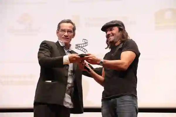 26º Cine Ceará #01 :: Discurso político predomina na noite de abertura 3 Chico Diaz recebe a homenagem das mãos do cineasta Halder Gomes - Foto Rogerio Resende