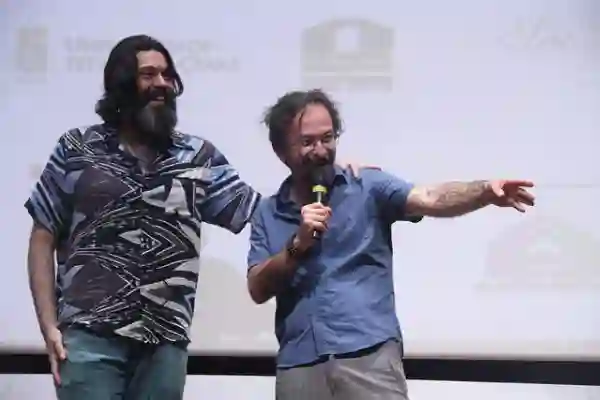 26º Cine Ceará #06 :: Mostra competitiva chega ao fim em meio a risos 3 O ator Daniel Daniel Groove e o diretor Dellani Lima, do curta Da Janela pra Consolação. Foto Chico Gadelha