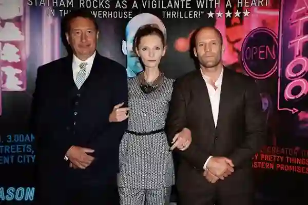 Agata Buziek entre o diretor Steven Knight e o astro Jason Statham no lançamento de Redenção