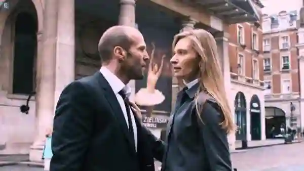 Agata Buziek e Jason Statham em cena de Redenção