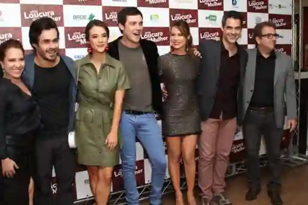 Quatro vezes Miá Mello: jogo aberto com a estrela de Carrossel 2 5 Miá Mello (ao centro) e equipe do filme Uma Loucura de Mulher
