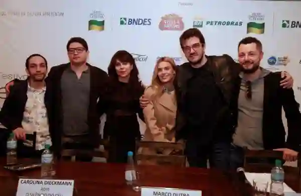 Rodrigo Teixeira e a equipe do filme O Silêncio do Céu no 44º Festival de Gramado 