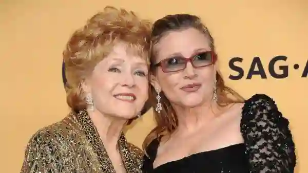 Debbie Reynolds, mãe de Carrie Fisher e ícone de Hollywood, morre aos 84 anos 2 Debbie Reynolds e Carrie Fisher, em janeiro de 2016