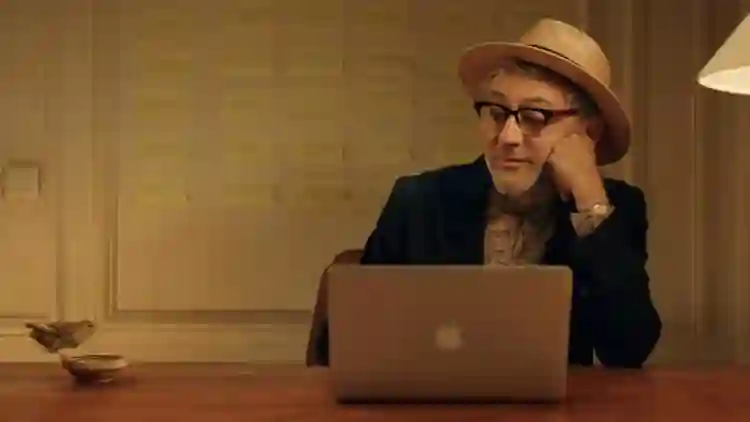 O Paraíso Deve Ser Aqui :: “Busco a euforia de não ter que pensar, apenas sentir”, afirma Elia Suleiman 6 20191218 elia suleiman 00 papo de cinema e1576688895437