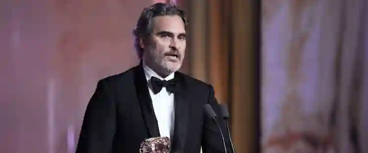 BAFTA 2020 :: Joaquin Phoenix denuncia racismo em premiação e se considera "parte do problema" 2 20200205 joaquin phoenix carrossel