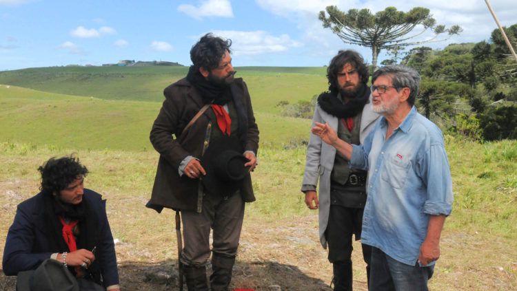 20181012 diretor tabajara ruas com os atores allan souza lima leonardo machado e marcos pitombo os revolucionarios maragatos em sao francisco de paula foto dulce helfer