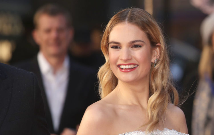 20200618 lily james papo de cinema 2