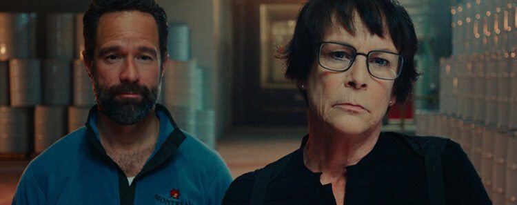 Chris Diamantopoulos e Jamie Lee Curtis em Melou