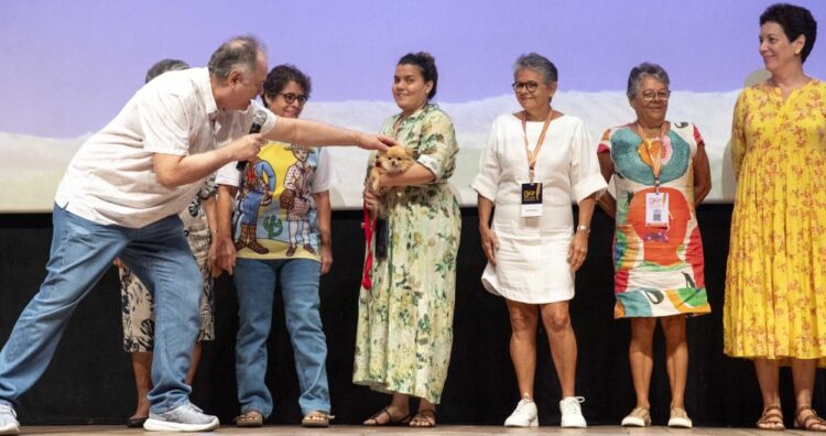 Wolney Oliveira e parte da família de Lampião no palco do Cine Ceará 2024