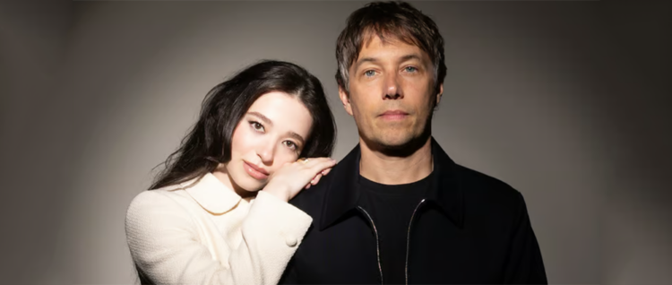 Mikey Madison e Sean Baker, a protagonista e o diretor de Anora