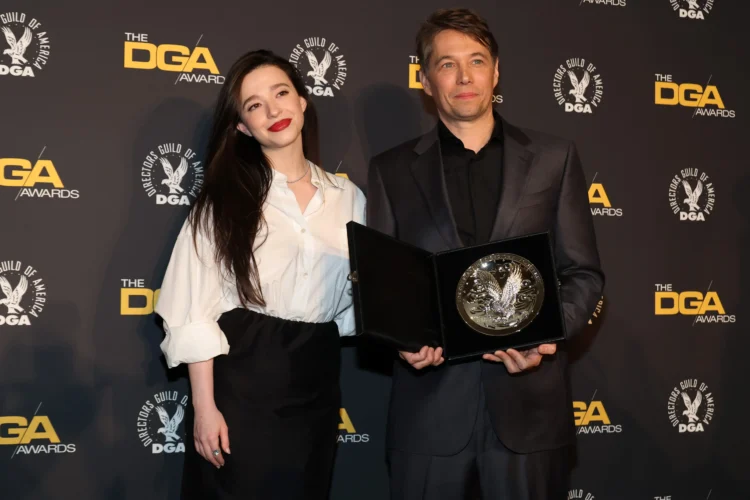 A estrela de Anora, Mikey Madison, e o diretor premiado no DGA Awards 2025, Sean Baker. Foto/Getty Images