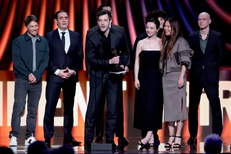 A equipe de "Anora" no Independent Spirit Awards. Fonte: Getty Images